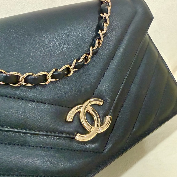 Chanel Black Chevron Leather Envelope Bag GHW - Picture 3 of 15